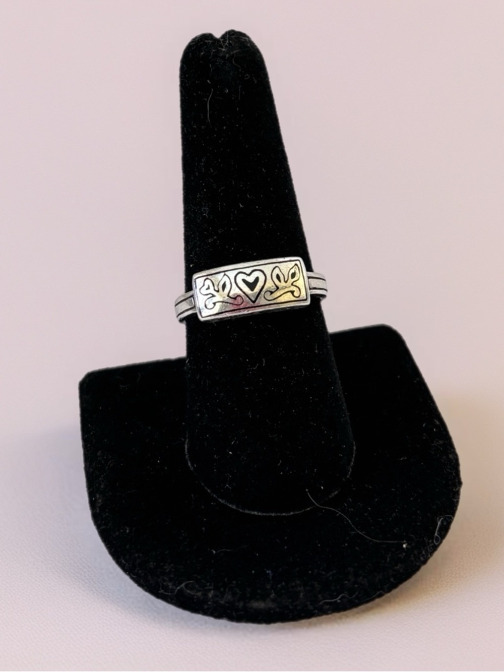Ganz sterling silver ring featuring an engraved heart and vine design. Size 9